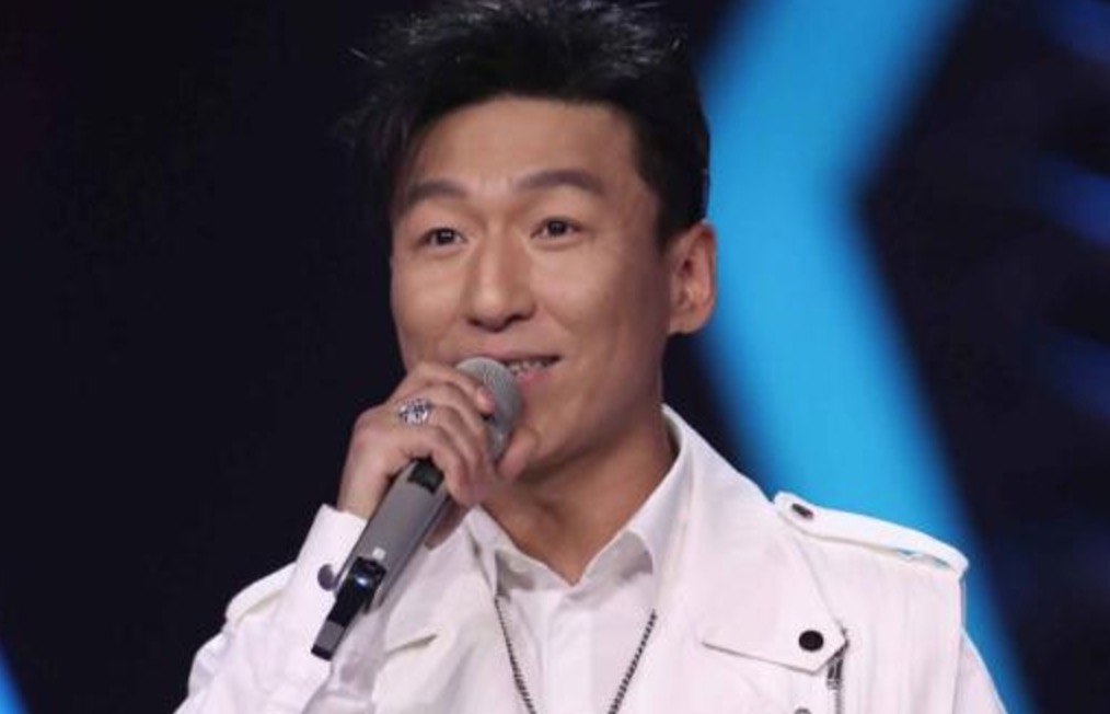 那个奔跑的少年，兴许他累了，他划地为牢，歌迷只问：怎么能够？