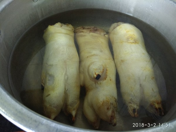 炖猪蹄时做到三不放,炖猪蹄要切不