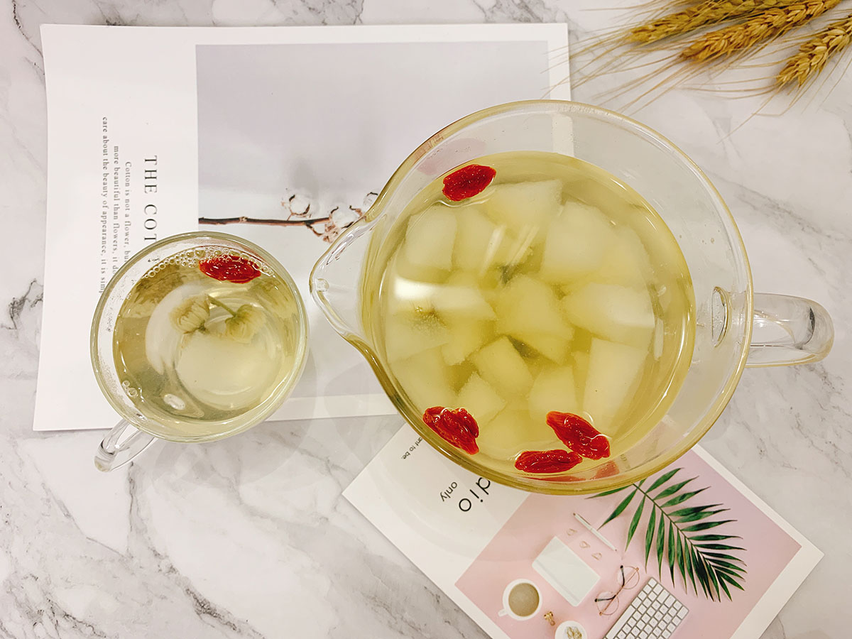 雪梨菊花水怎么煮降火,菊花雪梨冰糖饮怎么做好吃