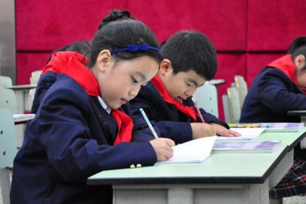 弟弟很爱哭作文300个字,弟弟哭了作文二年级