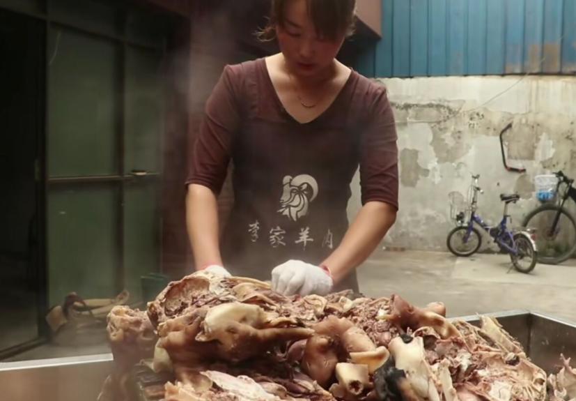 24岁小伙通宵卖羊肉串月入4万,山东大爷煮羊杂50年一天只卖300