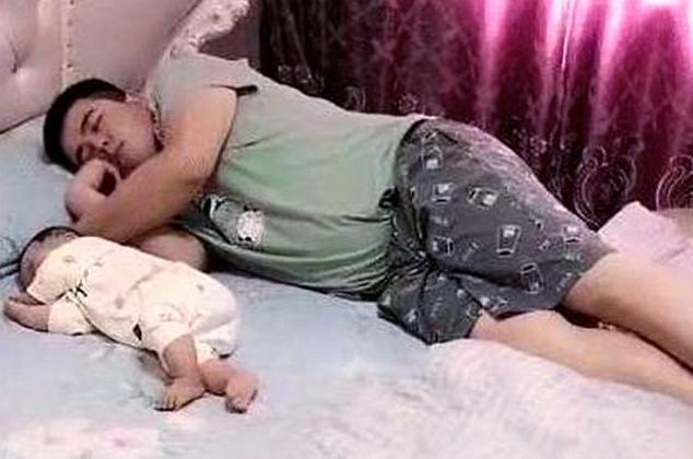 宝爸哄娃睡觉睁眼发现娃没了,宝爸带娃睡醒了