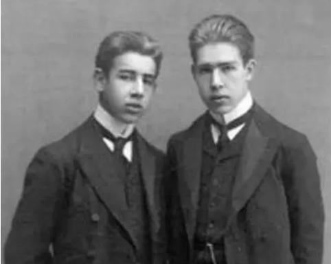 百岁杨振宁身体良好，热爱体育锻炼喜欢水上运动