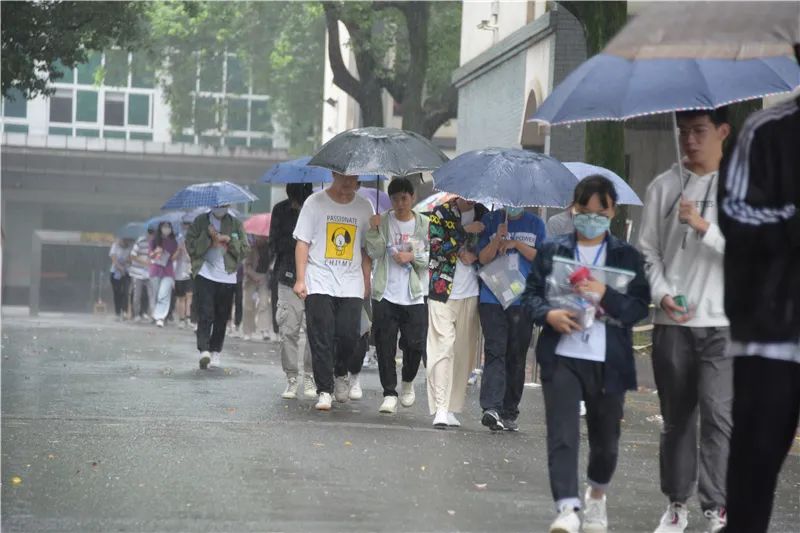 给你三秒钟选一个词语,形容岳阳的词汇
