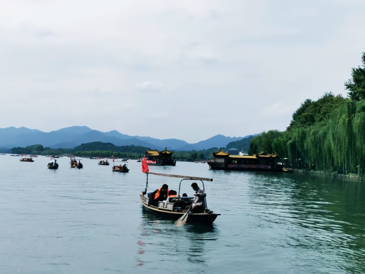 杭州西湖的地位和价值,西湖为杭州带来了人气和知名度