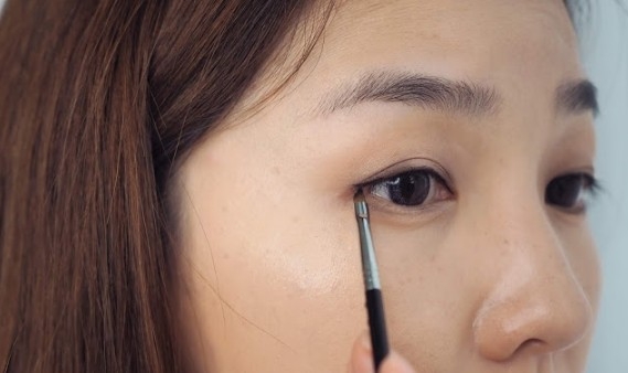 给别人眼线画着总手抖怎么办,给别人画眼线如何不手抖