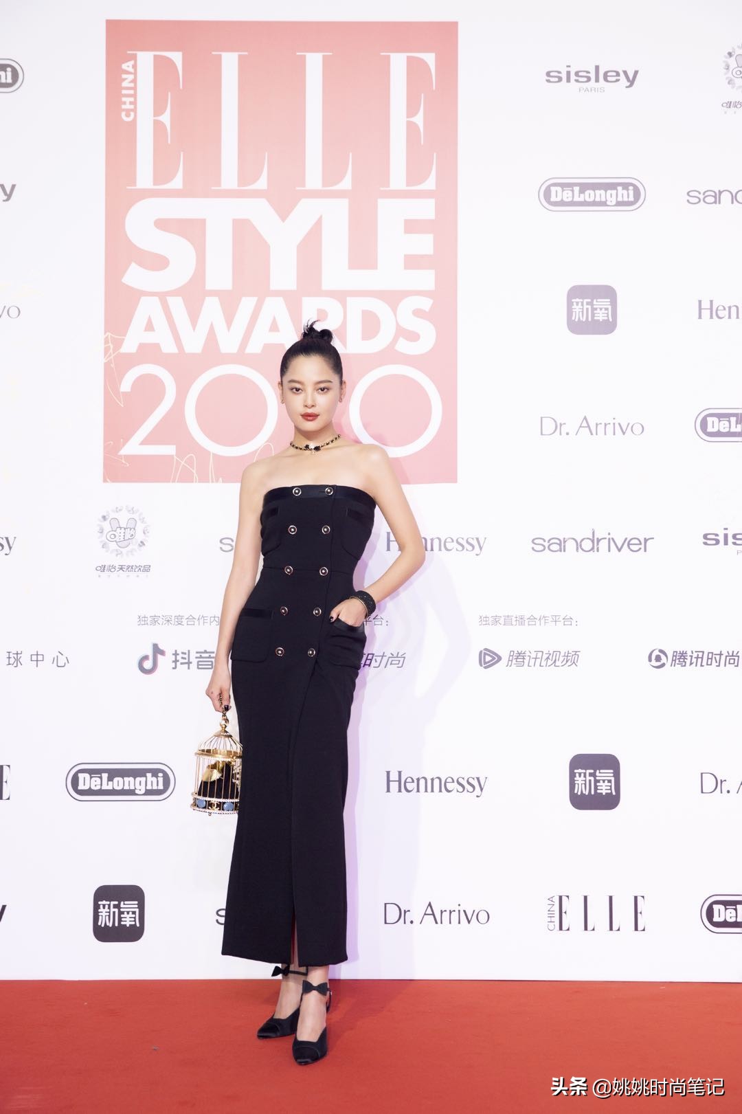 辛芷蕾香奈儿穿搭,辛芷蕾巴黎时装周穿白色拖地礼服