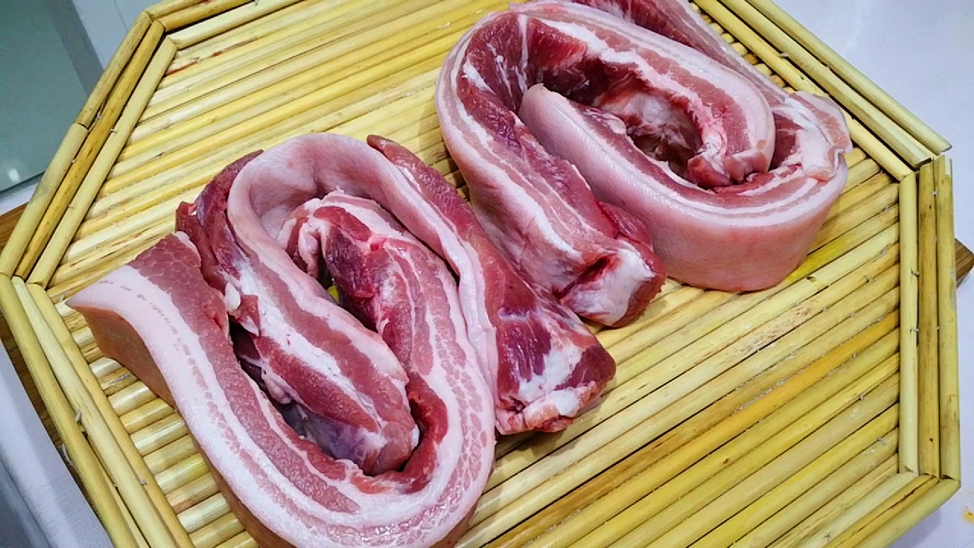 腌腊肉到底要不要洗了再晾晒,腌制咸腊肉晾晒前需要清洗吗