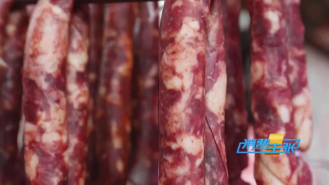 又到熏腊肉灌香肠的时节,做好的香肠在家熏腊肉