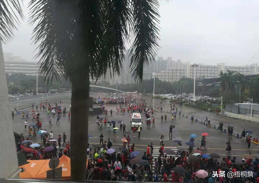 去看足球比赛现场,观看孩子足球比赛