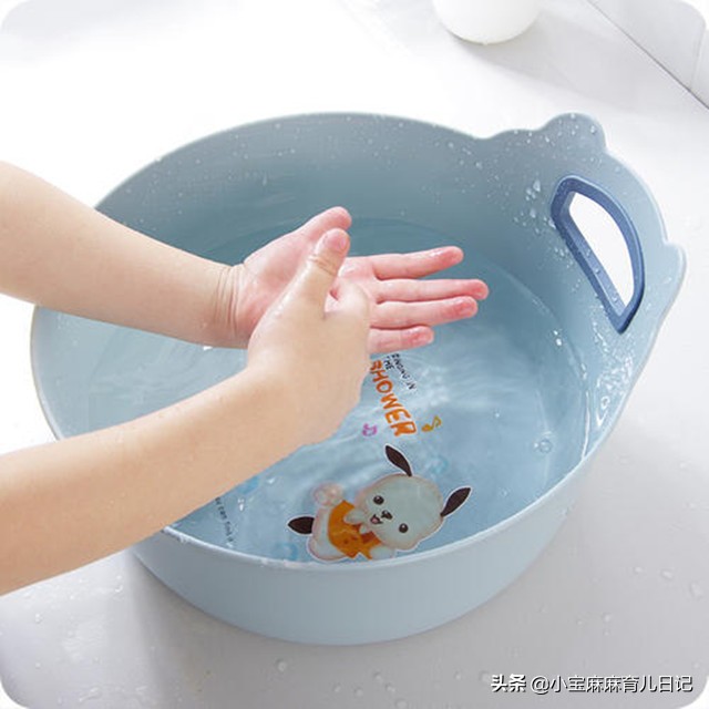 宝宝拉完臭臭是用湿巾还是用水洗,宝宝拉臭臭后直接洗还是擦了再洗