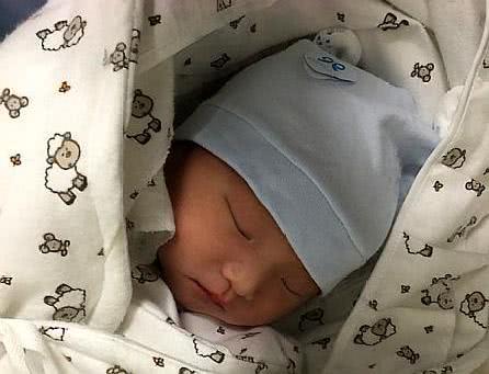 给新生儿按摩肚子的手法,顺产产妇促排尿的穴位按摩