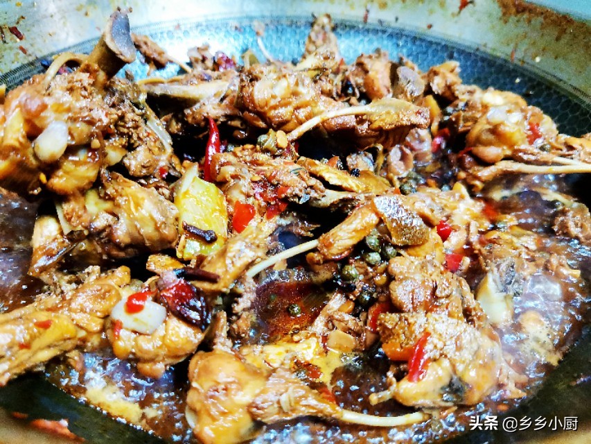 鸡锁骨这么做，色泽红亮，麻辣鲜香，网友直呼太馋人了，求做法