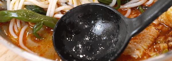 螺蛳粉好吃的秘密就是这碗高汤,煮螺蛳粉的汤第一遍为什么要倒掉