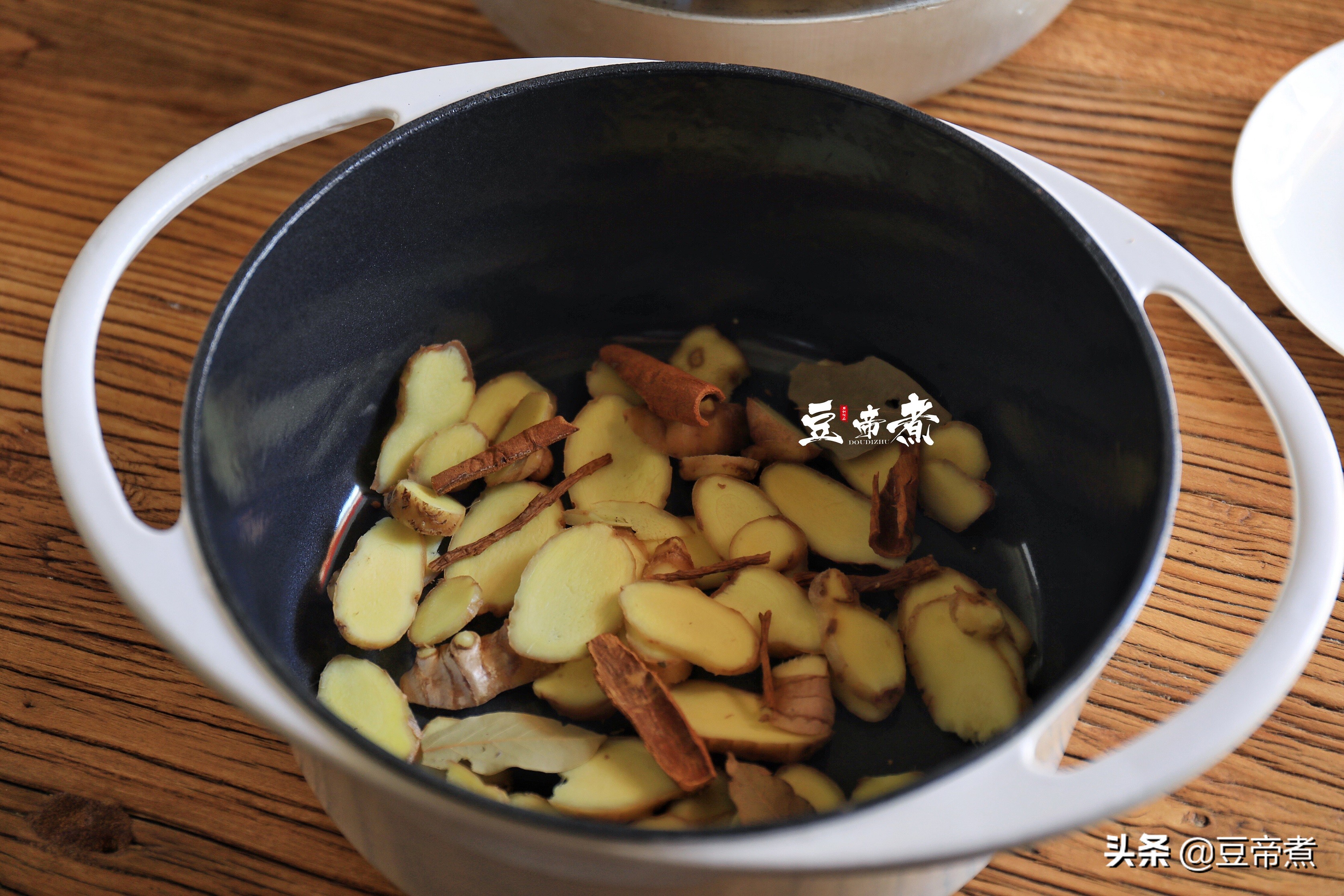 在朋友圈火了，整鸭入锅不用一滴水，鸭肉细嫩好吃，让人垂涎三尺