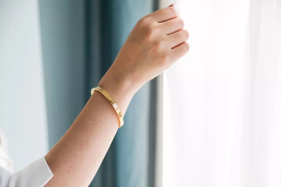 瑞典皇家配饰品牌,几百块戴出万元质感,金色手镯男女戴都好看