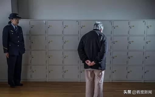 上海退休阿姨花30万住五星级酒店两个月，“没钱了就抢金店”