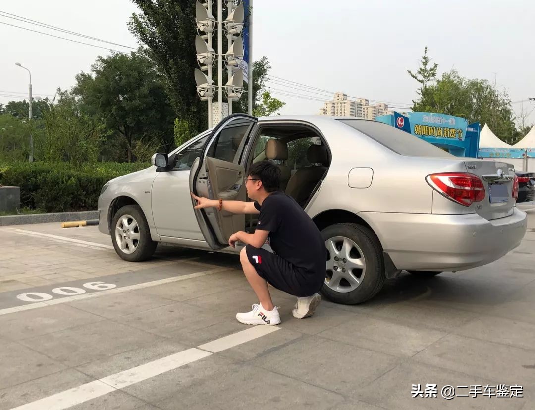 花冠车门上的三角板怎么拆,花冠车门内饰板怎么拆视频