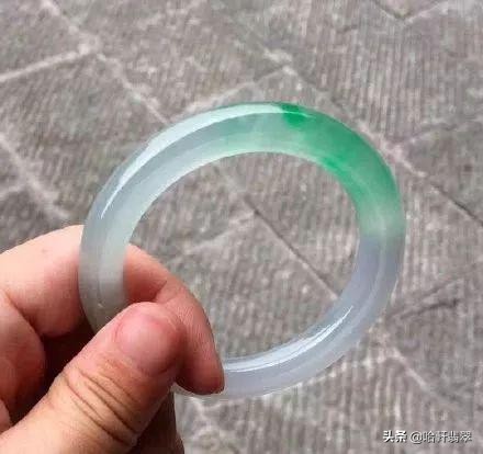 翡翠飘花戴身上会生长么,飘花翡翠戴久了变化图