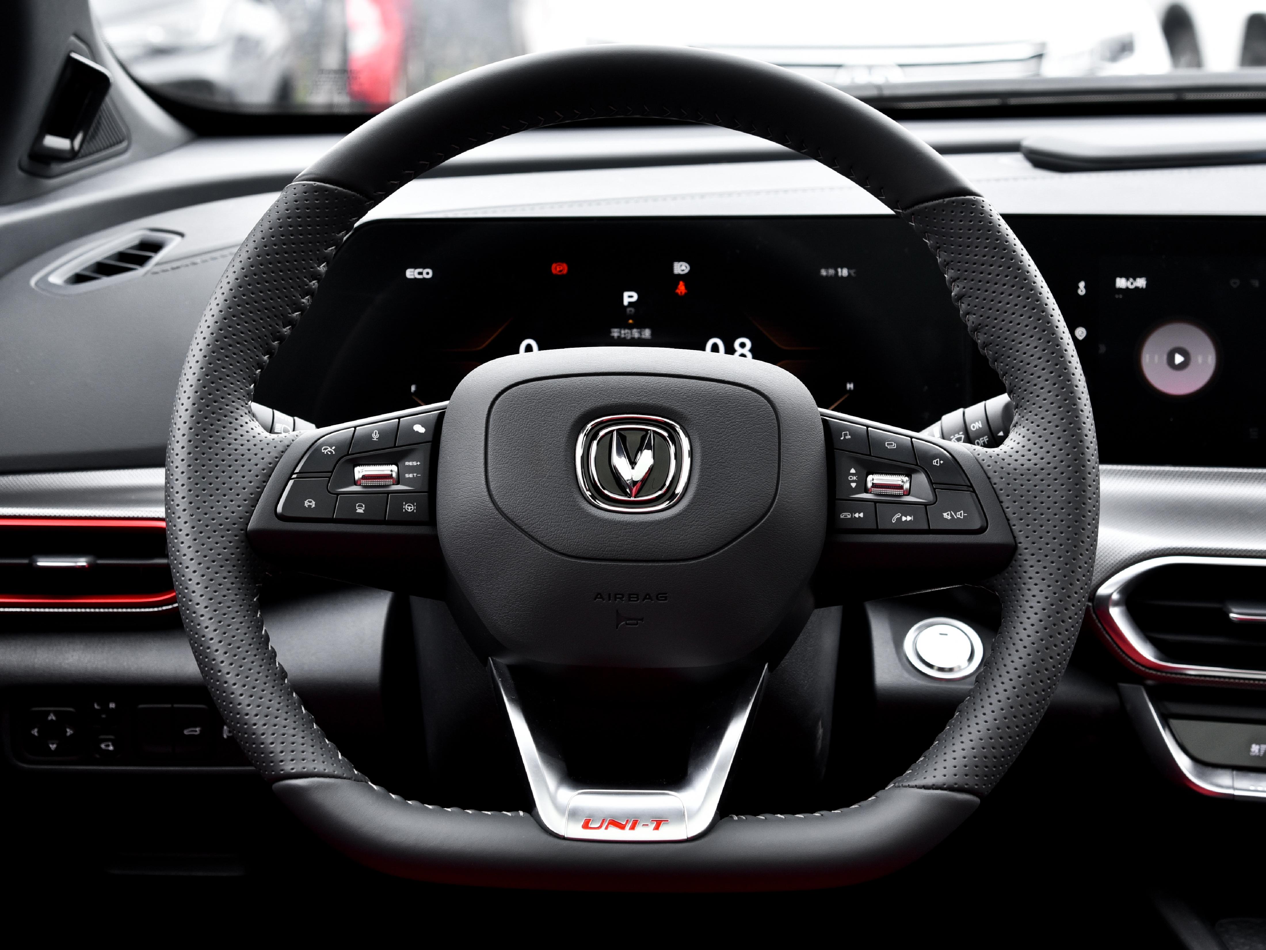 外观好看回头率高，空间宽敞，自动挡还好开，实拍长安UNI-T