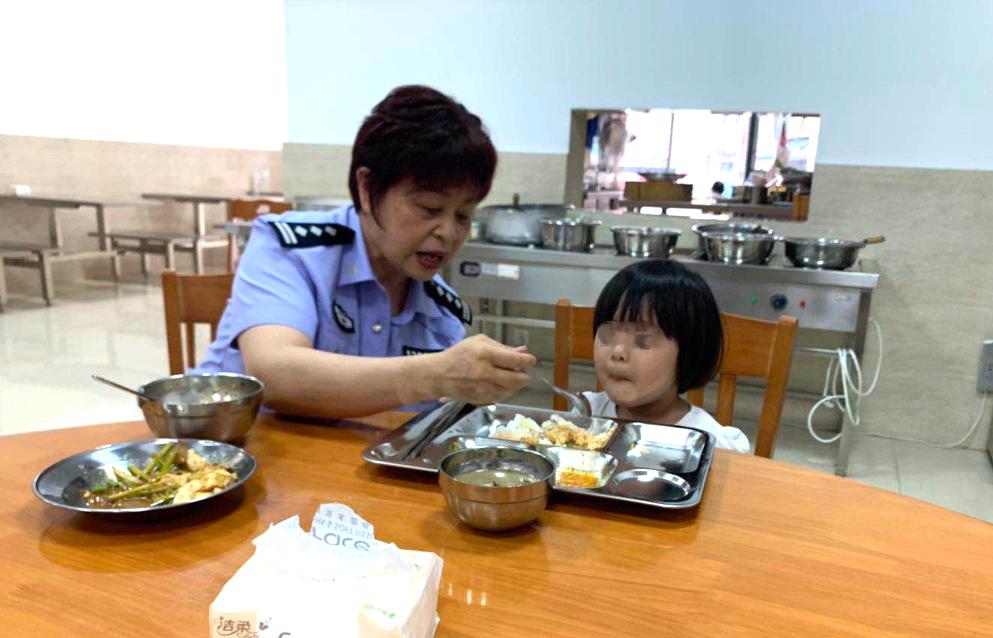 萌娃走丢来到派出所,萌娃走丢找警察小兵兵