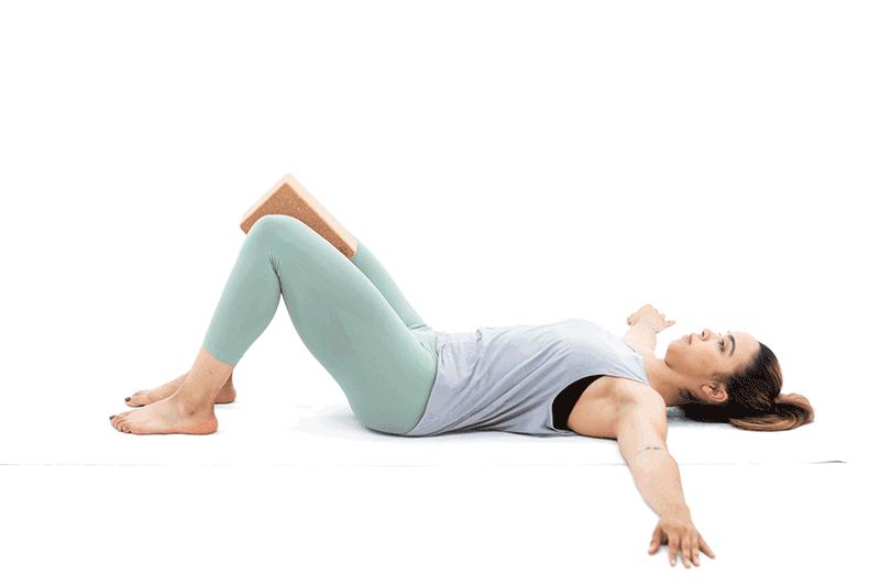 这10个动作用上瑜伽砖辅助,让你的核心更有力,练习更轻松