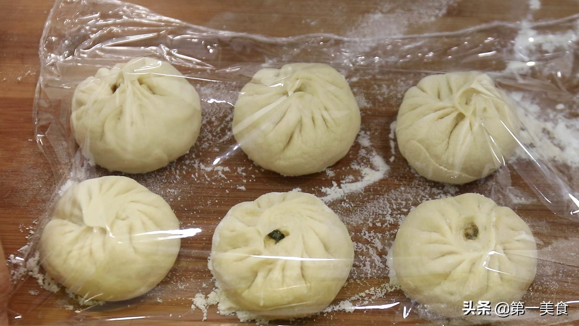 包子擀皮、蒸制都有技巧，学会这两招，包子皮薄但不露馅也不变形