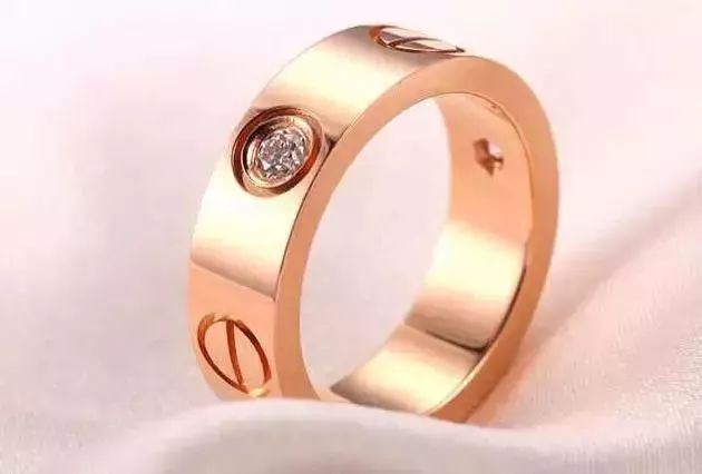 戒指只有一人戴,戒指很多人试戴