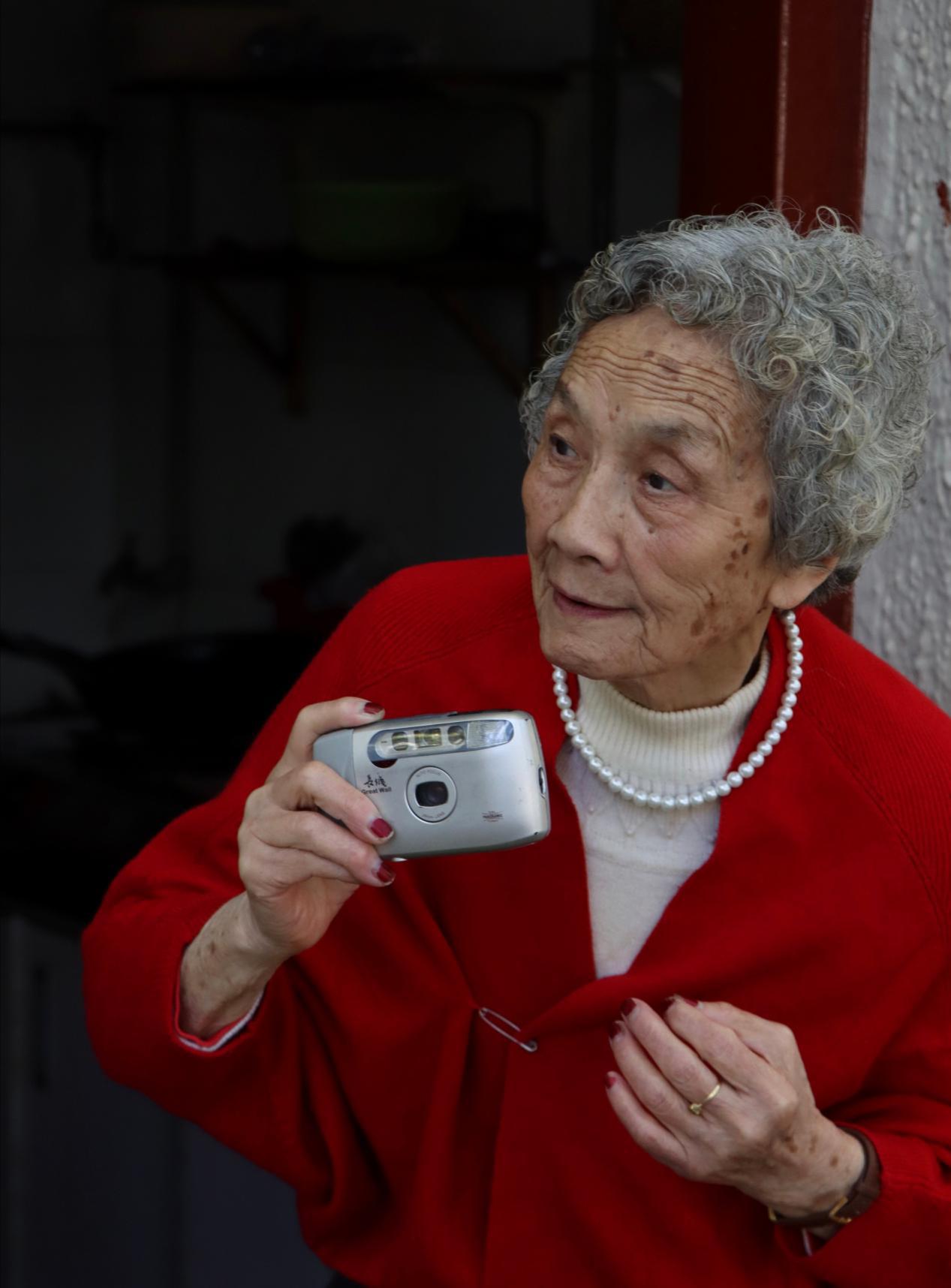 60多岁老年人经常染头发好吗,老年人多长时间染烫头发为宜