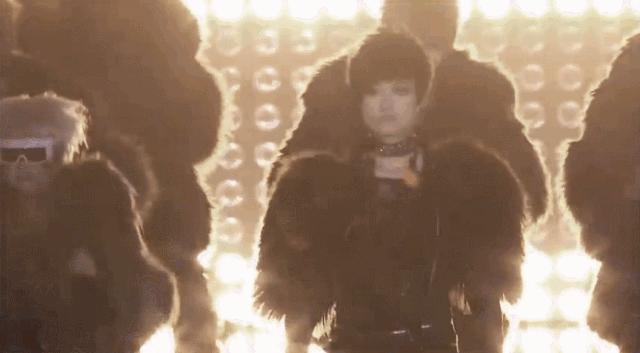 春晚的李谷一跨年的李宇春,李谷一李宇春串烧