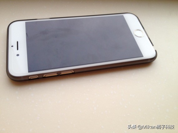 手机到底要不要贴膜和手机壳,手机真的需要套壳贴膜啊