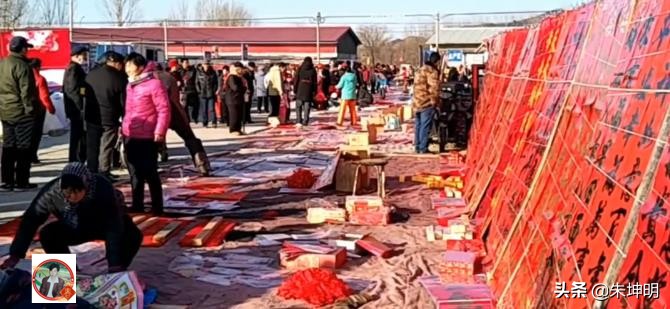 朱坤明：过年喜欢在下水道放一根蜡烛，贴春联挂灯笼，放烟花鞭炮