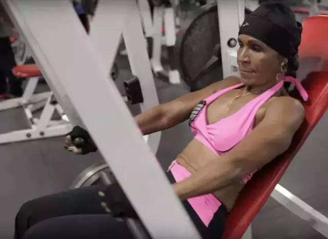 45岁健身身材犹如20岁少女,女子56岁健身如今身材惊艳