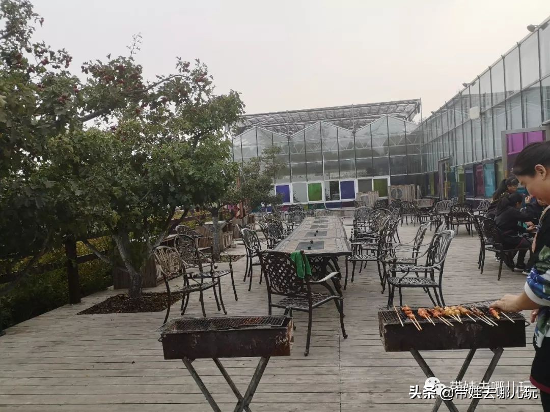 住别墅、滚草坪、躺在床上看电影，密云轻奢营地的花样玩法