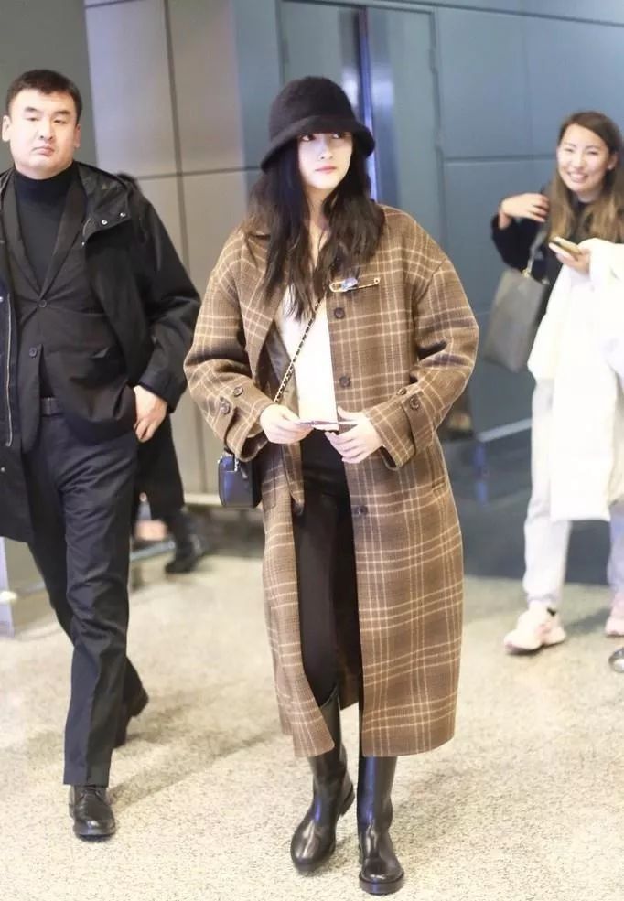 关晓彤最近私服穿搭,关晓彤机场变装