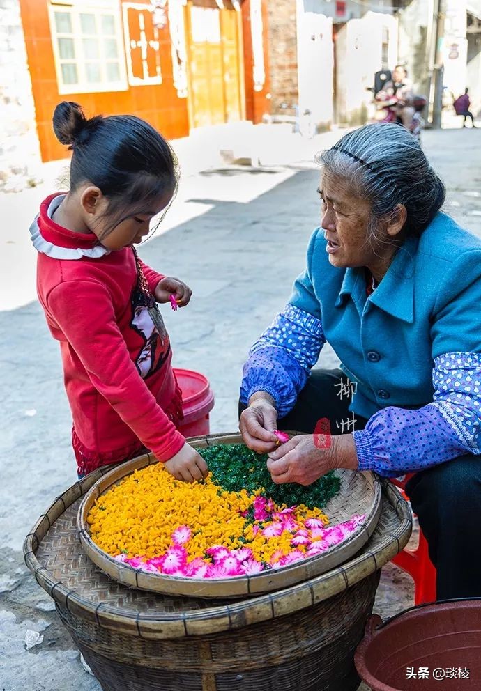 这个古镇好奇怪，门前放元宝，商号大门开洞，城隍爷与关二爷作伴