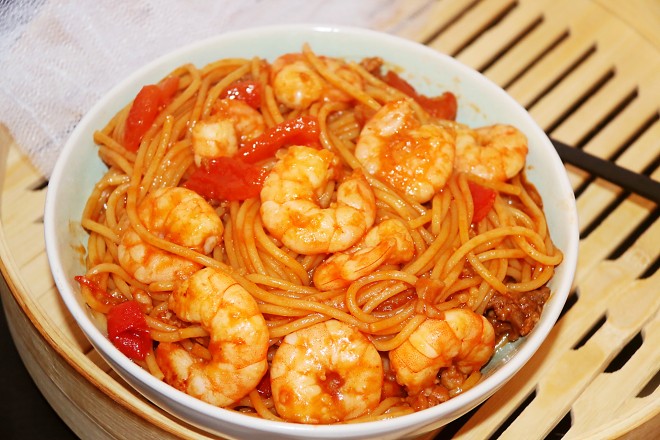 黑胡椒虾仁意面的做法,番茄虾仁意面教学