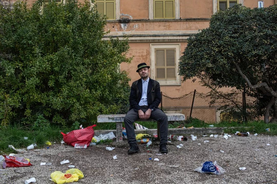 罗马男子出征在许愿池投三枚硬币,罗马许愿池投下3枚硬币是什么