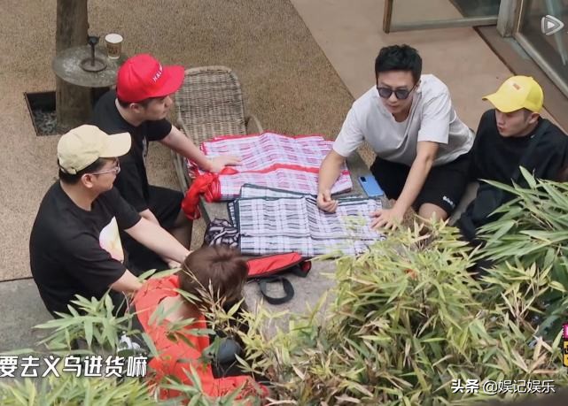 关晓彤和鹿晗穿情侣装情侣鞋,鹿晗给邓超买情侣装