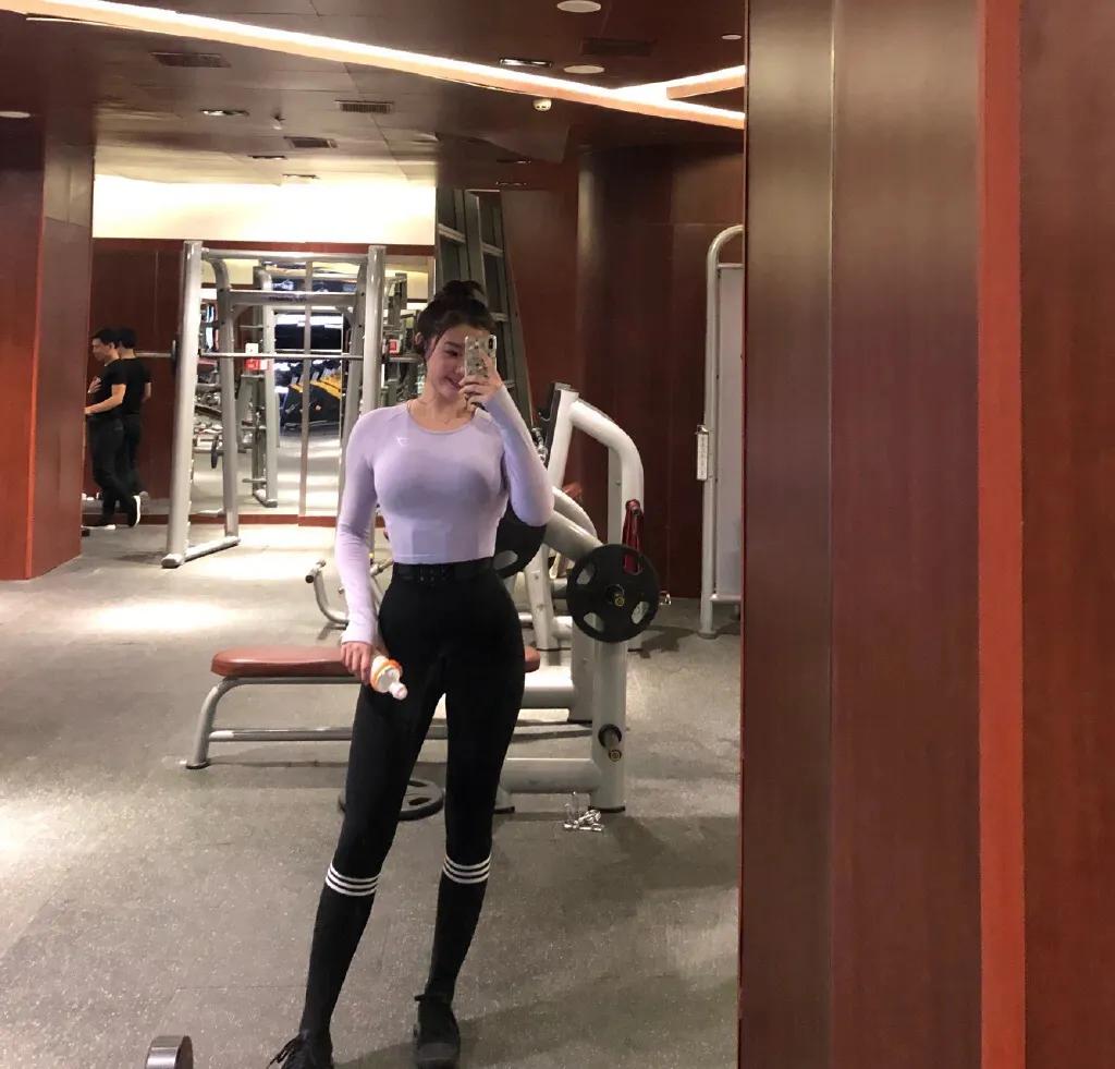 身高177的“蜜桃甜心”,大长腿搭配沙漏身材,好身材需要肌肉