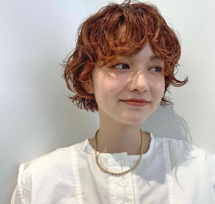 圆脸日系慵懒中性中短发卷发教程,日系圆脸短发发型女