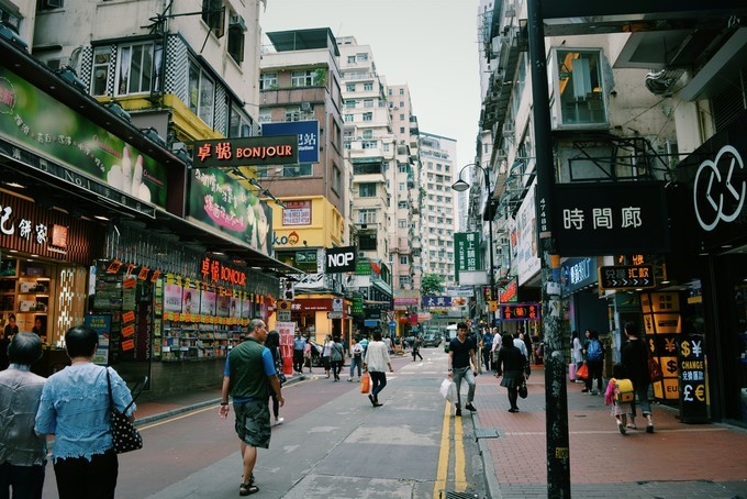 世界将我包围下一句,世界将我包围演唱