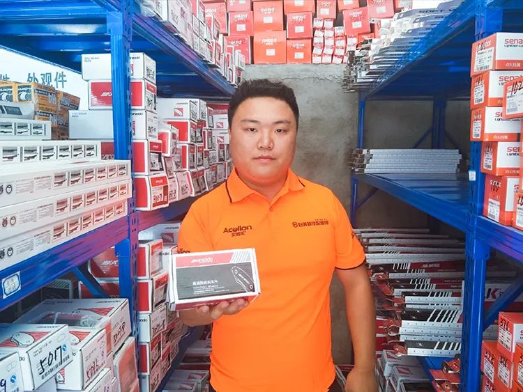 借助“链配网”，他加盟了好美特汽配连锁，门店也红火起来