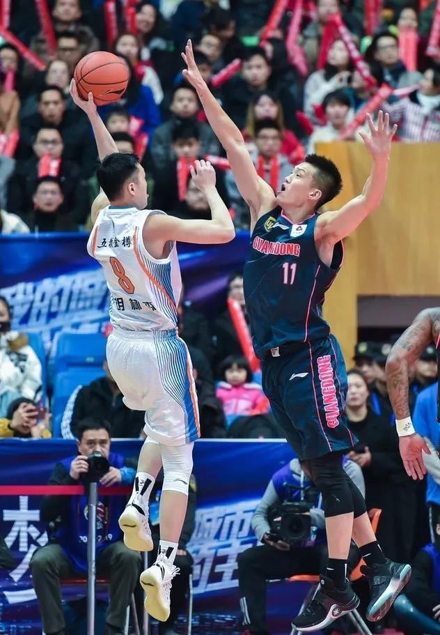 cba赛场再现争议一幕,cba赛场上用过的篮球值钱吗