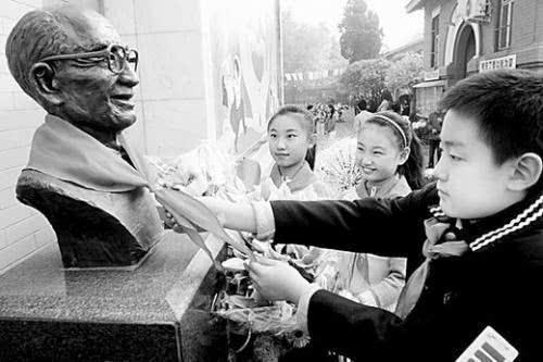 小喇叭广播讲故事的都有谁,小喇叭开始广播了讲故事的爷爷