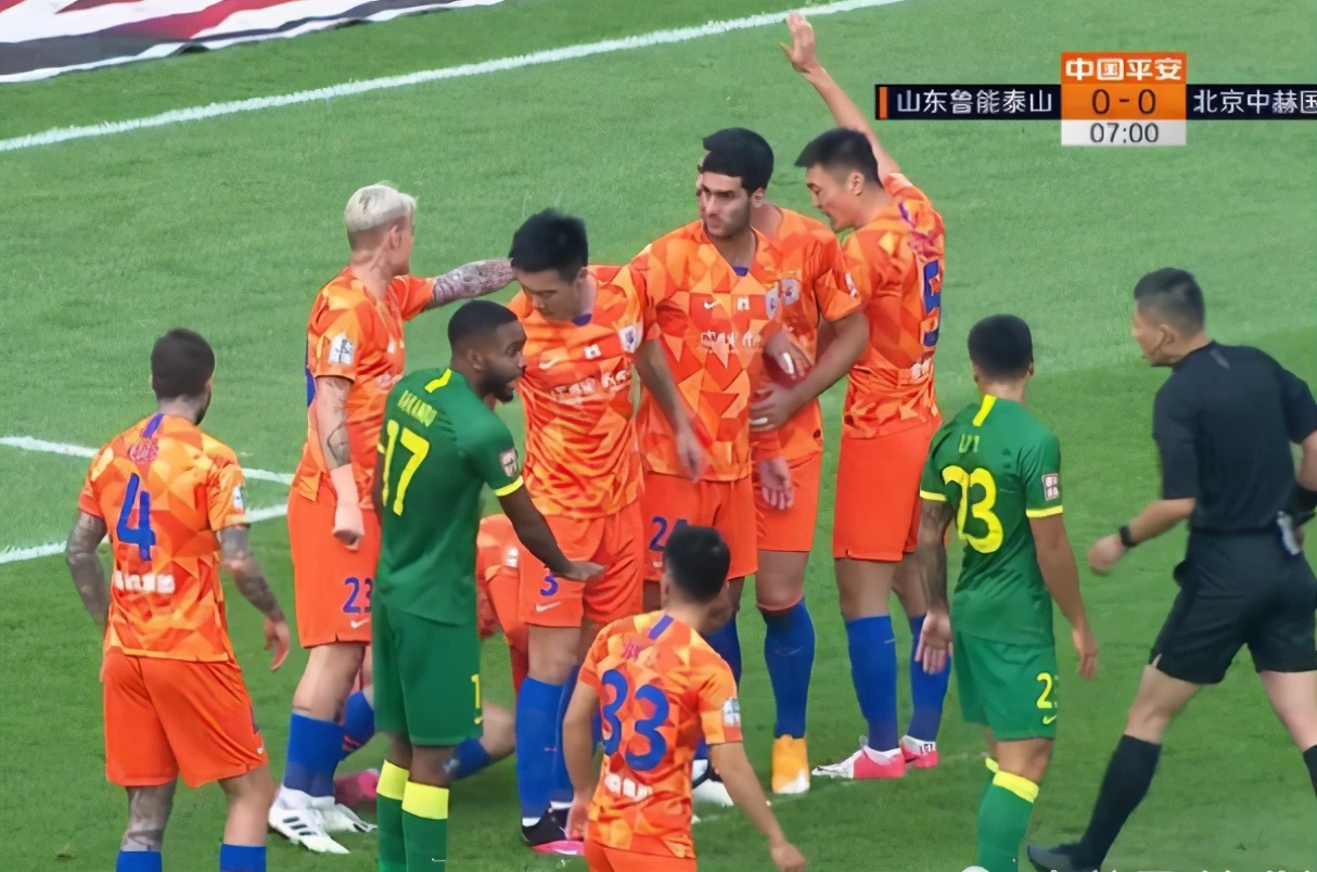 鲁能球员怒怼球迷视频,鲁能全队炮轰判罚