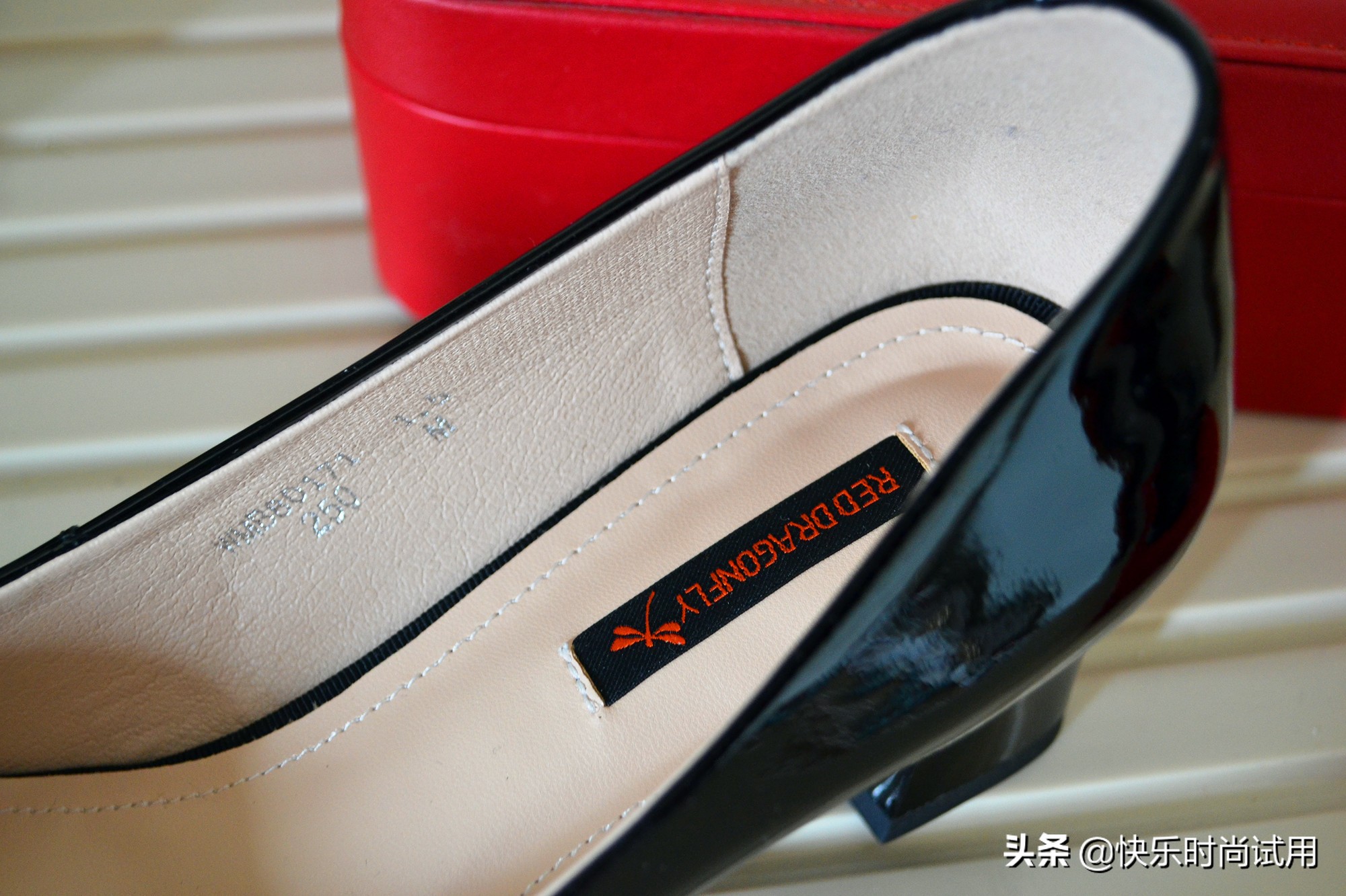红蜻蜓女鞋正品鞋有真皮吗,红蜻蜓的鞋子怎样确认是正品的