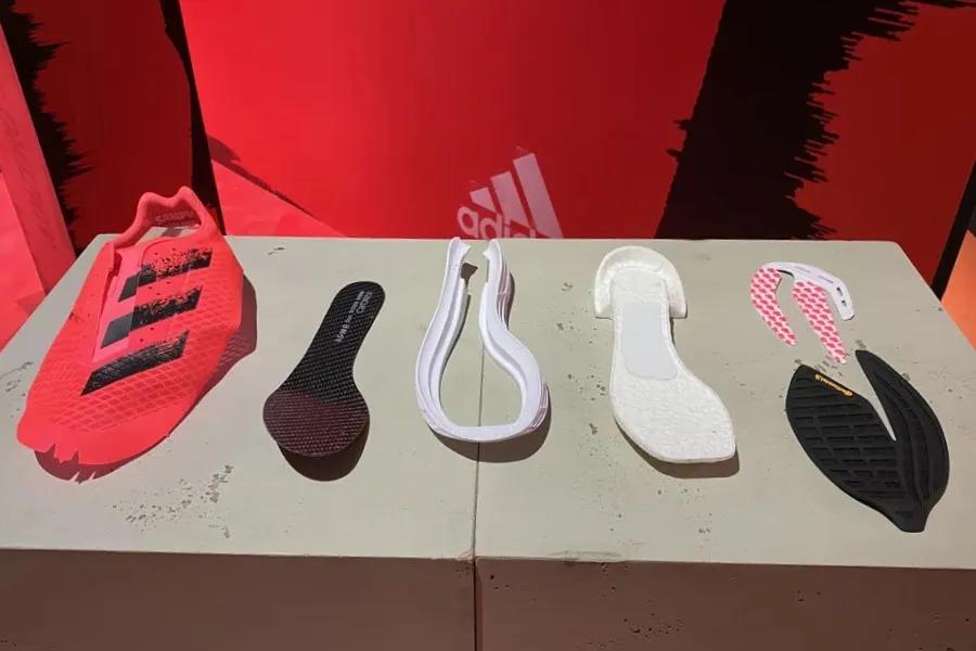 阿迪达斯碳板跑鞋adizerox2,adidasadizeropro有没有碳板