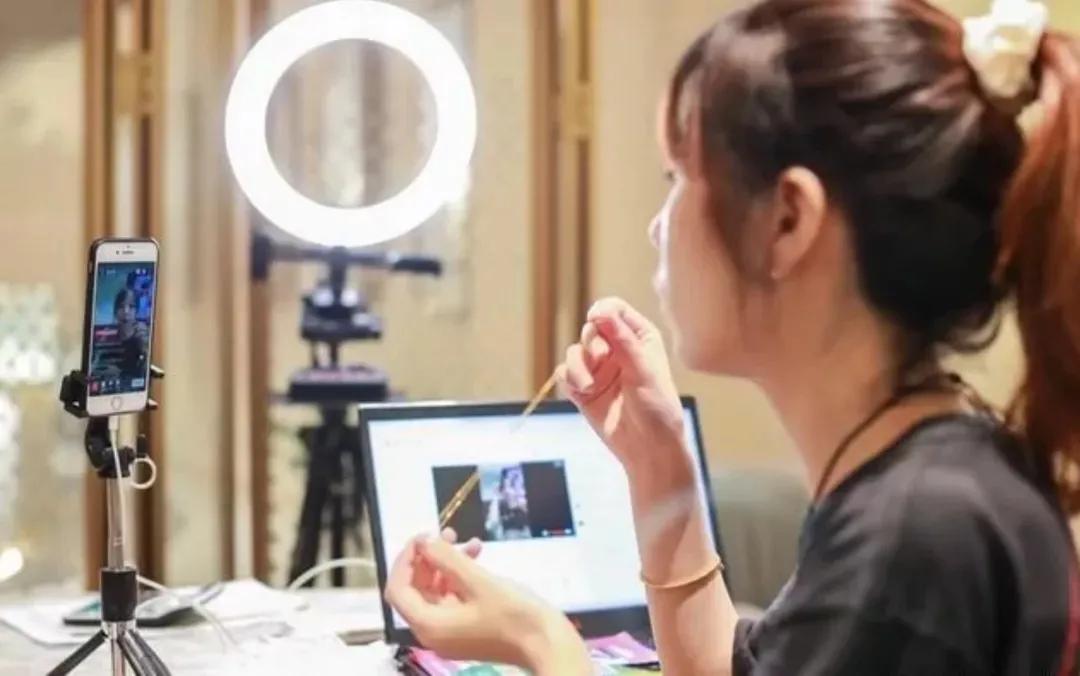 个人大量购买黄金,一出手就买上百万的珠宝