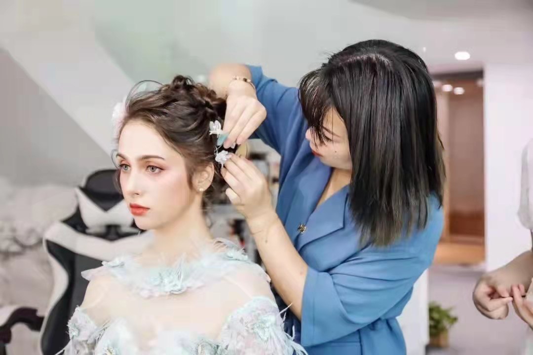 学化妆做学徒,去化妆培训机构先学什么化妆专业